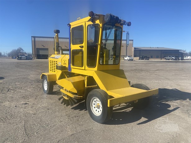2022 Superior Broom DT74J sweeper photo 1