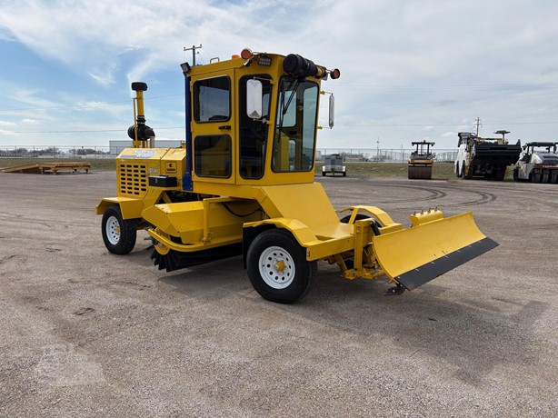 2024 Superior Broom DT74J sweeper photo 1